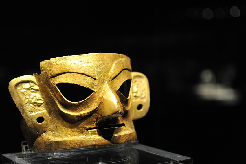 金沙遗址博物馆的商周大金面具出土，颠
