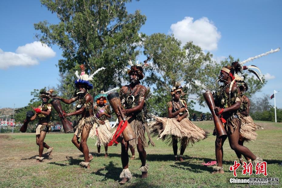 身着传统服饰的巴布亚新几内亚部落原住民