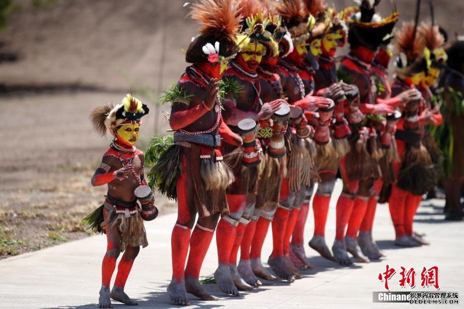 身着传统服饰的巴布亚新几内亚部落原住民