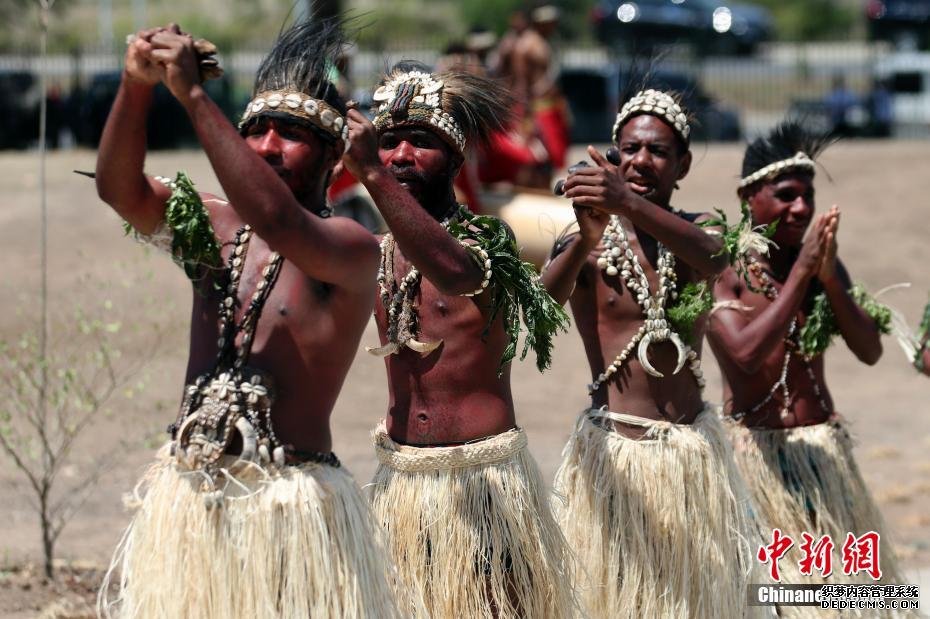 身着传统服饰的巴布亚新几内亚部落原住民